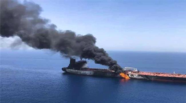 تصاعد الدخان من ناقلة نفط في مضيق هرمز وسط توتر متزايد بين إيـران والولايات المتحدة تصاعد الدخان من ناقلة نفط في مضيق هرمز وسط توتر متزايد بين إيـران والولايات المتحدة