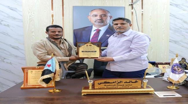 الزامكي يكرّم المناضل "أبو ردفان القطيبي" بدرع الوفاء الزامكي يكرّم المناضل "أبو ردفان القطيبي" بدرع الوفاء
