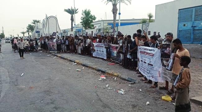وقفة احتجاجية حاشدة بالعاصمة عدن للمطالبة بالقصاص من قتلة الشهيد عبدالعليم الرضامي وقفة احتجاجية حاشدة بالعاصمة عدن للمطالبة بالقصاص من قتلة الشهيد عبدالعليم الرضامي