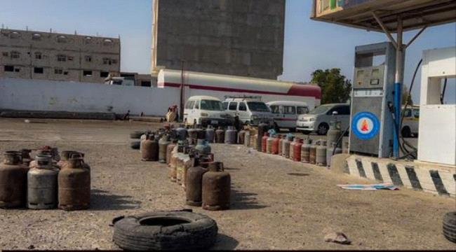 أزمة الغاز تشل حركة النقل وتضاعف معاناة السكان في عدن أزمة الغاز تشل حركة النقل وتضاعف معاناة السكان في عدن