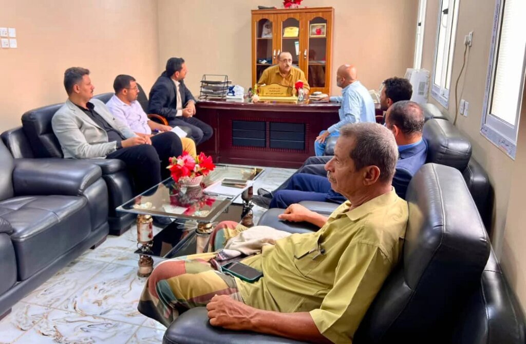 أمين عام لحج يبحث مع فريق النزول الميداني مشروع تقييم المخاطر المناخية في مديريتي يهر والمفلحي IMG 20260802 WA0095