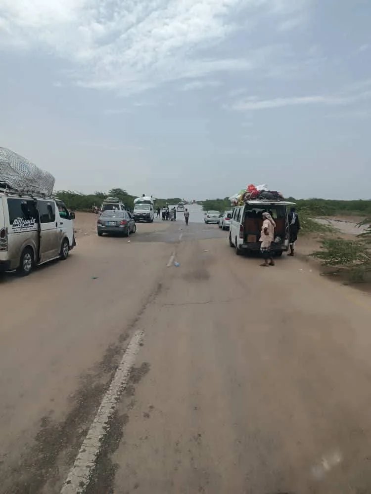 سيول جارفة بأحور تقطع الشريان الحيوي بين حضرموت وعدن… وأهالي المنطقة يفتحون بيوتهم للمسافرين IMG 20260809 WA0034