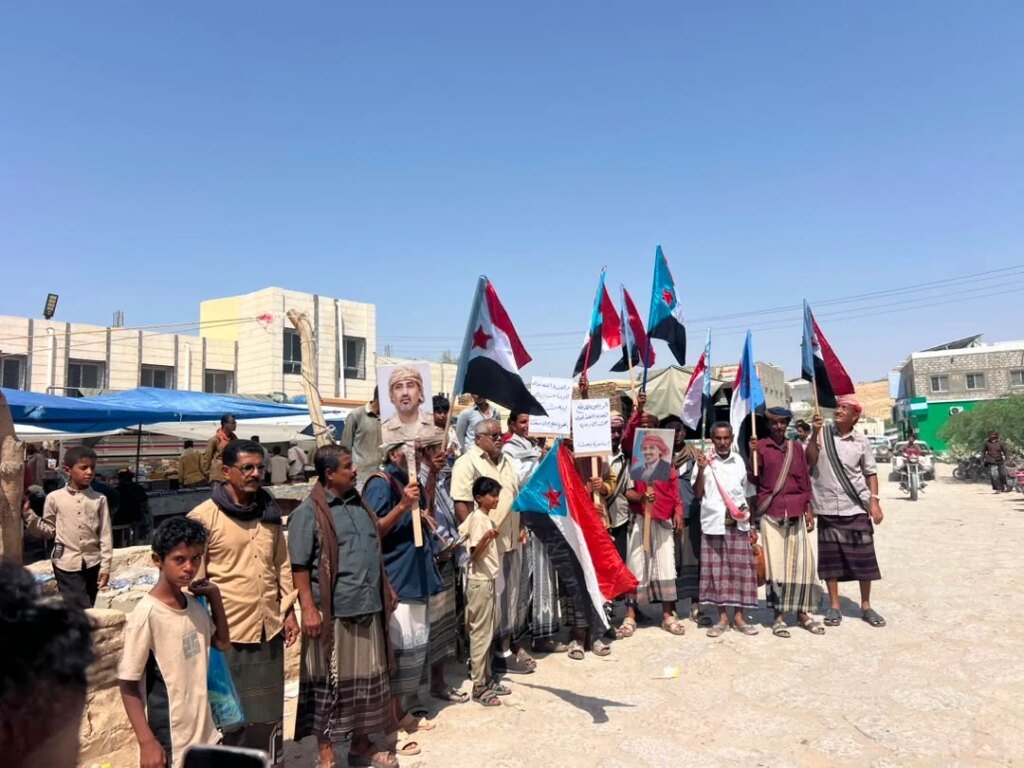 انتقالي يبعث ينظم وقفة احتجاجية أمام المجمع الحكومي IMG 20260816 WA0040