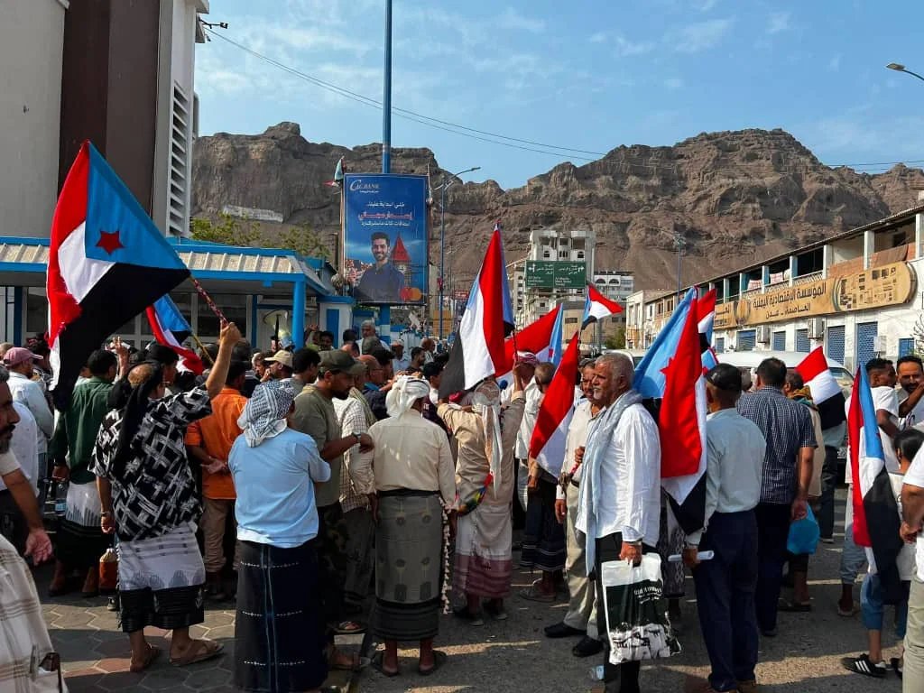 في إطار التصعيد الشعبي.. وقفة احتجاجية حاشدة أمام شركة النفط بمديرية المعلا رفضاً لتدهور الخدمات IMG 20260820 WA0079