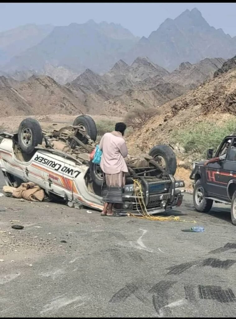 *نجاة ركاب سيارة من حادث انقلاب على خط ثنهة ـ باتيس SAVE ٢٠٢٦٠٨١٥ ١٣٥٤٣١