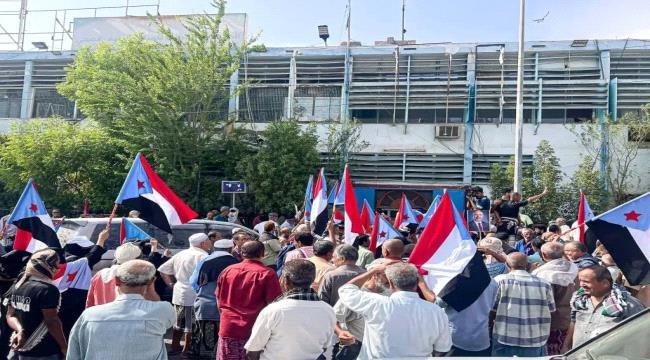 وقفة احتجاجية في صيرة للمطالبة بحلول عاجلة لأزمة المياه وقفة احتجاجية في صيرة للمطالبة بحلول عاجلة لأزمة المياه