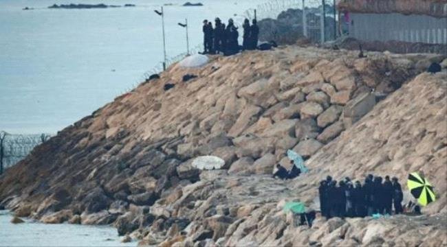 السلطات المغربية تحبط محاولة مئات المهاجرين العبور إلى «سبتة» السلطات المغربية تحبط محاولة مئات المهاجرين العبور إلى «سبتة»